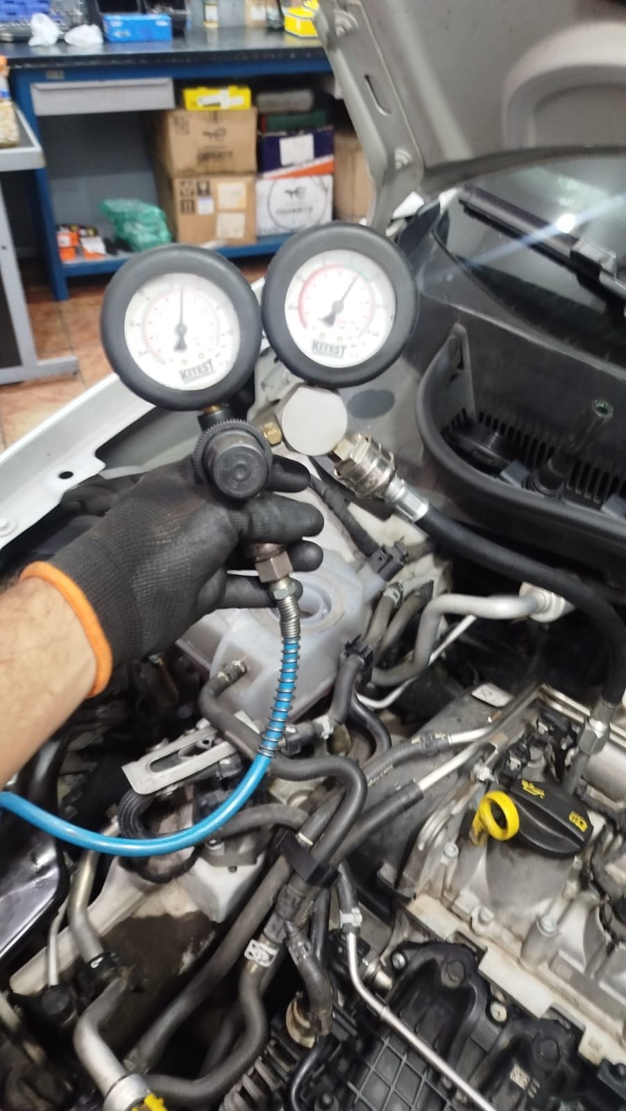 Teste de compressão sendo realizado no motor durante a revisão preventiva